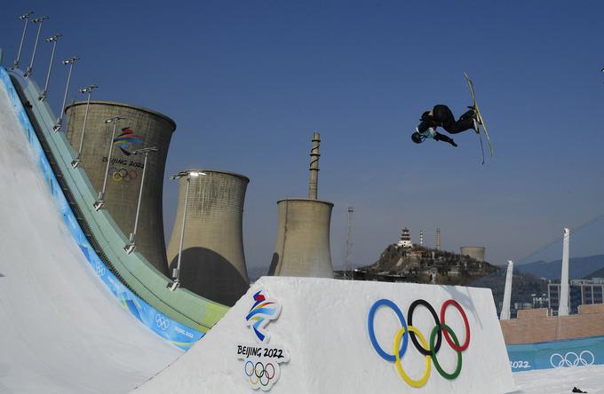 Park Big Air Shougang je postavljen v neposredni bližini zapuščenih industrijskih objektov. | Foto: Reuters