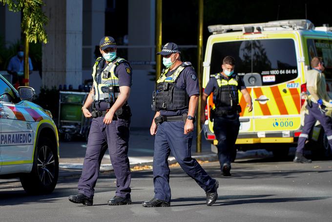 Avstralski policisti pred hoteli, v katerih morajo potniki prestati 14-dnevno obvezno karanteno. | Foto: Reuters