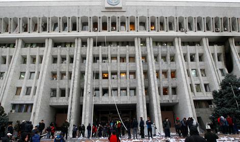 Protestniki v Kirgiziji zasedli parlament in vladna poslopja