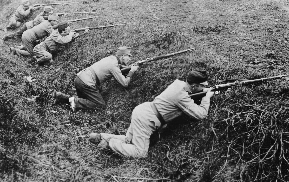 Prva svetovna vojna - Przemysl v Galiciji | Na fotografiji iz leta 1915 vidimo avstro-ogrske vojake, ki v spopadih pri Przemyslu streljajo na ruske vojake. | Foto Guliverimage