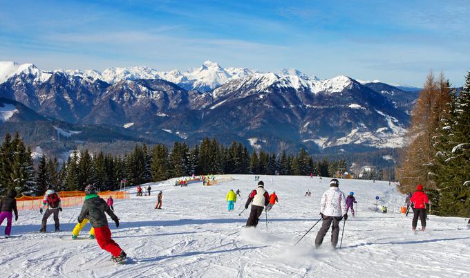 Strmejši predeli Smučarskega centra Cerkno so že pobeljeni z naravnim snegom. | Foto: 