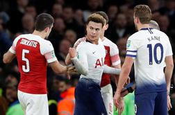 Tottenham preskočil Arsenal, v Dele Allija priletela plastenka #video