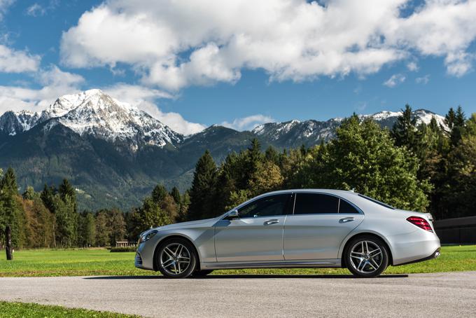 Razred S je v osnovni različici S350d od predhodnika dražji 5.000 evrov, a je v primeru štirikolesnega pogona 4Matic zaradi manjšega izpusta emisij CO2 od njega cenejši. | Foto: Gašper Pirman