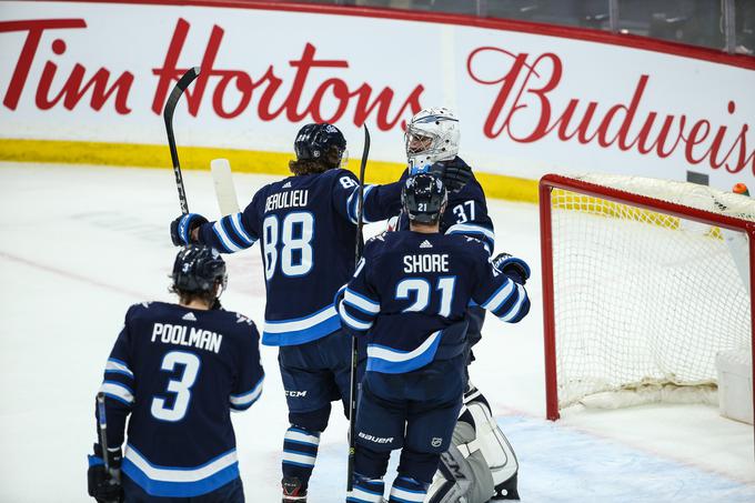 Connor Hellebuyck je zaklenil svoja vrata. | Foto: Reuters