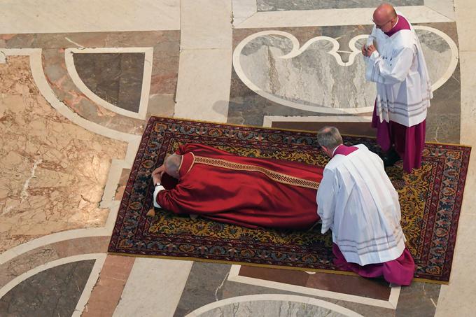 Obredi velikega petka so se pričeli z molitvijo. | Foto: Reuters