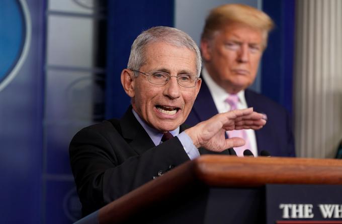 Anthony Fauci in Donald Trump sta si oder v konferenčni dvorani Bele hiše delila nekaj mesecev in se v tem času večkrat "udarila", saj je Fauci sodržavljane pogosto svaril, naj koronavirusa ne jemljejo zlahka, Trump pa je bolezen covid-19 večkrat podcenjeval in negodoval zaradi ukrepov. | Foto: Reuters