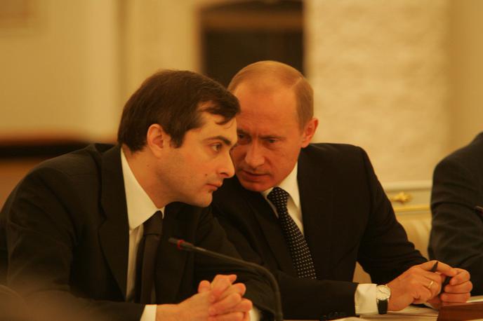 Vladislav Surkov, Vladimir Putin | Vladislav Surkov (levo) in Vladimir Putin (desno) med pogovorom leta 2006. Na tej točki je bil Surkov tesen Putinov sodelavec že sedem let in stkala sta vez, kakršno je ruski predsednik imel le z redkimi posamezniki.  | Foto Guliver Image