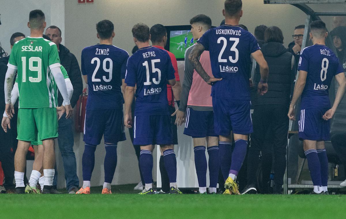 Olimpija Maribor | VAR je dvakrat presodil v škodo Mariboru: izključitev Šoštariča Karića in igranje Mitrovića z roko. | Foto Vid Ponikvar