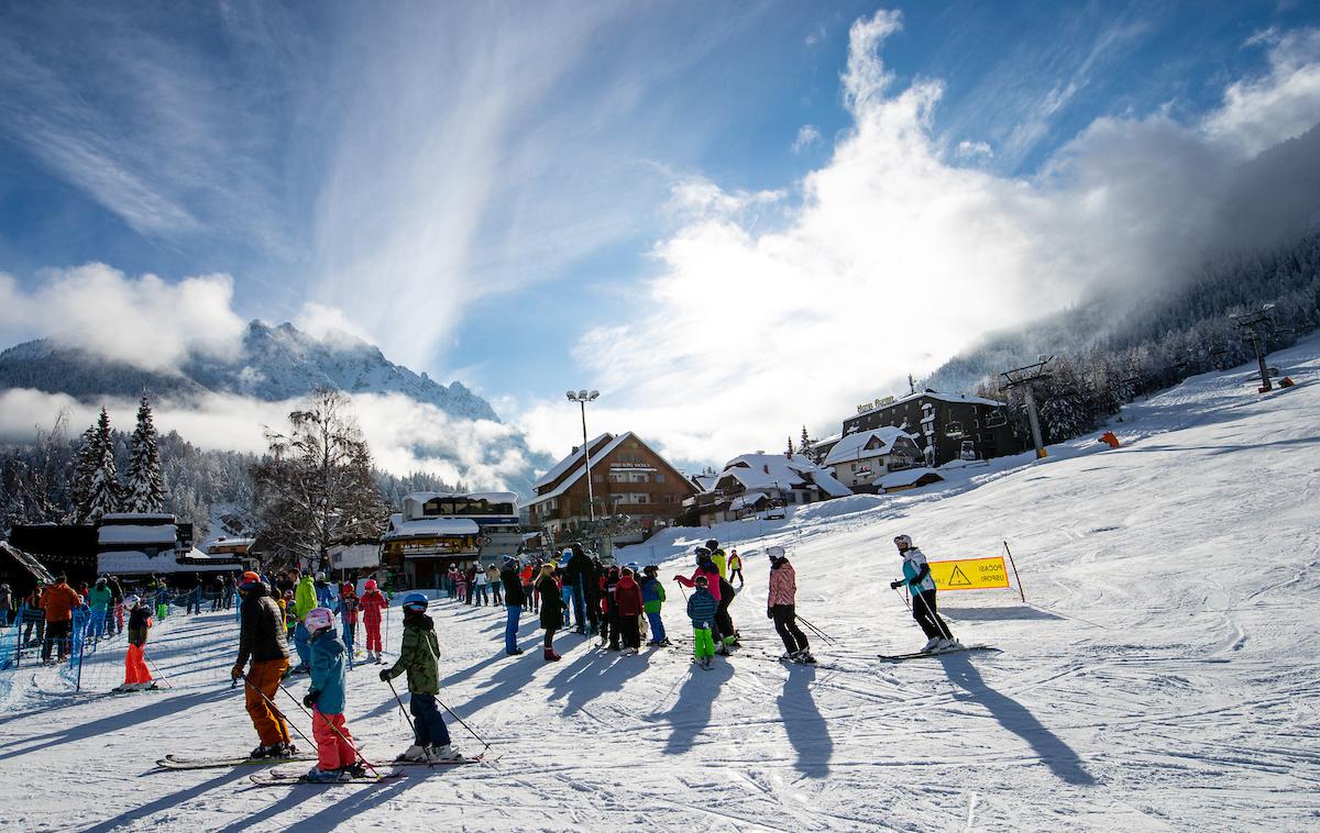 Kranjska Gora smučanje | Med zimskimi počitnicami bodo policisti poostreno preverjali spoštovanje predpisov na smučiščih in skrbeli za varnost smučarjev.  | Foto Matic Klanšek Velej/Sportida