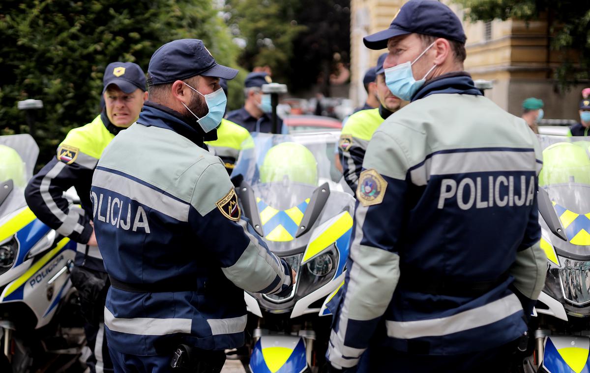 policija policisti | Utišanje razuma vodi do družbenega propada, kar je človeštvo v preteklosti že večkrat izkusilo, so navedli. Zato obsojajo te napade in opozarjajo, da "znanstveno podprta razprava ostaja najmočnejše orodje v spopadu s krizami, ki bodo verjetno tudi v prihodnosti ogrožale naš obstoj". | Foto STA