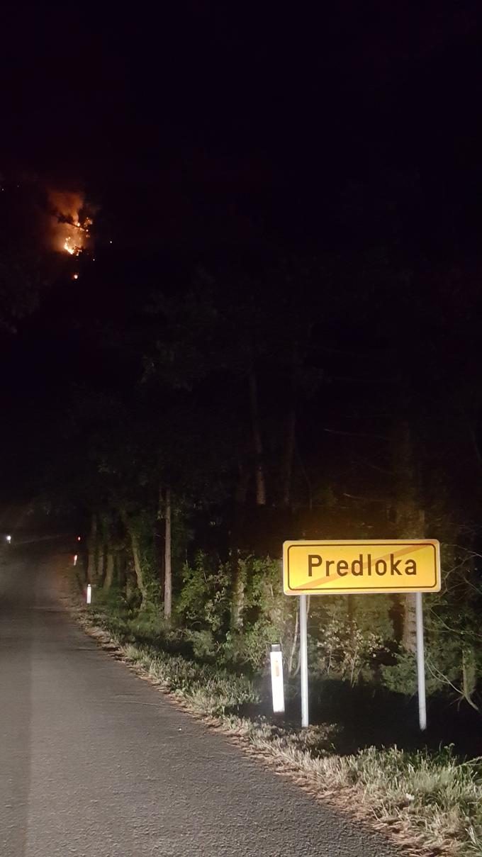 Pobočje je gorelo nedaleč od ceste. | Foto: Metka Prezelj