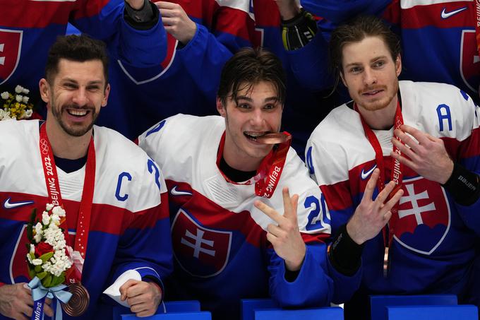 17-letni Slovak Juraj Slafkovsky (v sredini) je bil izbran za najkoristnejšega igralca olimpijskega turnirja. Najstnik je na šestih tekmah dosegel sedem golov, dva v tekmi za bron. | Foto: Guliverimage/Vladimir Fedorenko