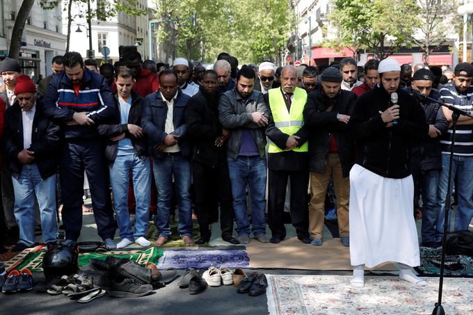 Zemmour zadnje dneve po Franciji predstavlja svojo najnovejšo knjigo La France n’a pas dit son dernier mot (sl. Francija še ni rekla zadnje besede), v kateri po pisanju britanskega Guardiana svari pred rasno vojno in trdi, da bosta priseljevanje in islam uničila državo. Če priseljevanje ne bo ustavljeno, bo Francija postala islamska republika, je prepričan Zemmour. | Foto: Reuters