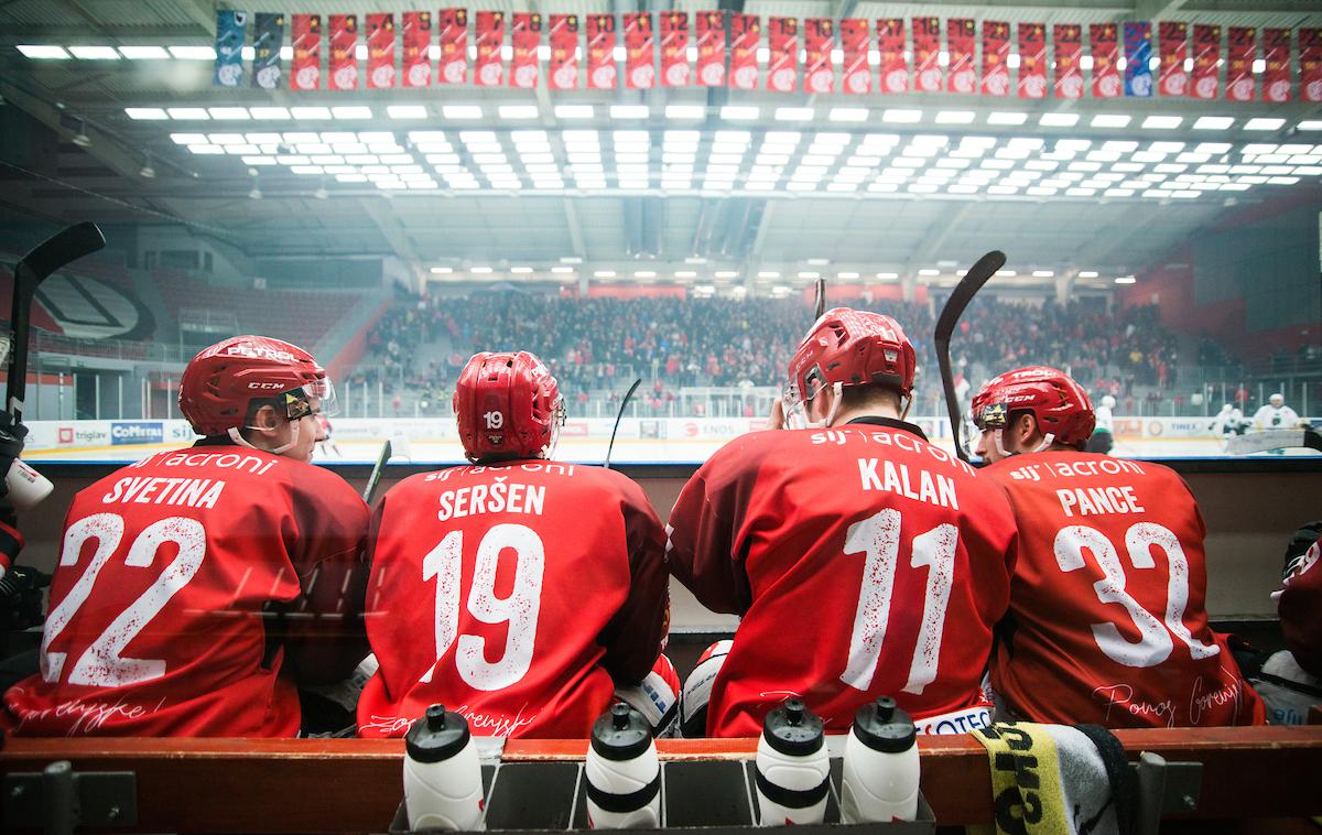 Acroni Jesenice SŽ Olimpija Alpska liga derbi | Jeseničani so v pomembni tekmi na domačem ledu premagali Sterzing Vipiteno, ki ga vodi selektor risov Ivo Jan, zanj pa igra napadalec Jure Sotlar. | Foto Peter Podobnik/Sportida