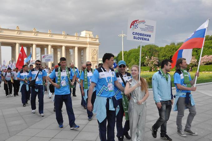 Na otvoritveni slovesnosti v ruski prestolnici je slovensko zastavo nosil Miha Guštin. | Foto: 