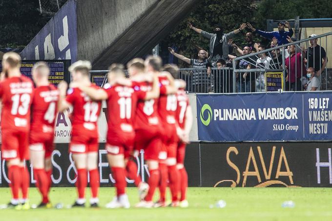 To je bil dvoboj, ki ga je skupina navijačev Maribora v času pandemije koronavirusa lahko spremljala le z zunanje strani stadiona. | Foto: Jure Banfi