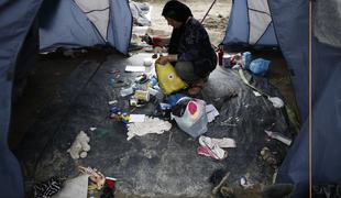 Migranti bežali pred policijo, ki je evakuirala Idomeni (foto in video)