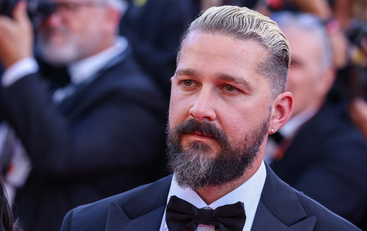 Shia LaBeouf | 37-letni igralec Shia LaBeouf, ki se redko pojavlja v javnosti, je bil na rdeči preprogi oblečen v črn smoking. | Foto Guliverimage