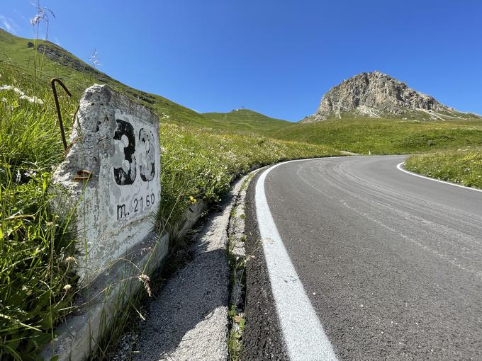 Do vrha prelaza Pordoi je 33 serpentin. | Foto: Gregor Pavšič