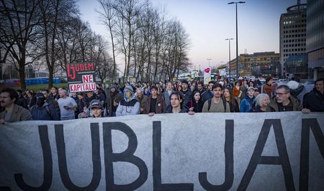 Nekaj sto protestnikov blokiralo središče Ljubljane #video #foto