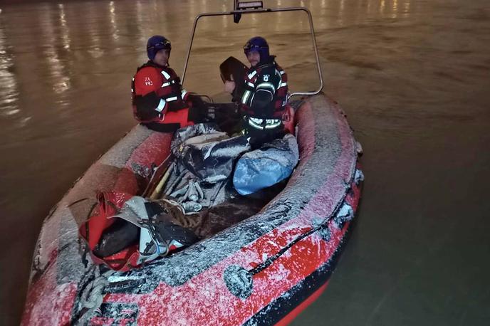 ZAGREB | V zraku so droni, policija pa preiskuje tako nabrežje kot reko.  | Foto FB/Vatrogasna postrojba Zagreb