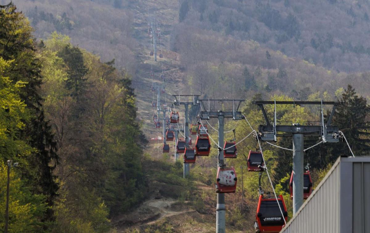 Mariborsko pohorje, žičnica, gondola | Mestni svet je marca skupaj z nekaterimi drugimi predlogi za podražitve enkrat že zavrnil odločanje o podražitvah Pohorske vzpenjače. Takratni predlog je bil še bolj rigorozen, saj so želeli dnevne povratne vozovnice podražiti celo na 19,5 evra, mesečne pa na 49 evrov. Večina svetnikov takrat ni prisluhnila opozorilom direktorja Marproma Ranka Šmigoca, da so sedem let stare cene vozovnice povsem nevzdržne za zdajšnje razmere energetske draginje. Električna energija se je namreč v tem času podražila za več kot petkrat, dražji so tudi materiali ter višje plače zaposlenih. Ob tem je Šmigoc zatrjeval, da bo gondola tudi po podražitvi cenejša kot primerljive naprave v bližnji okolici. | Foto STA / Nebojša Tejić