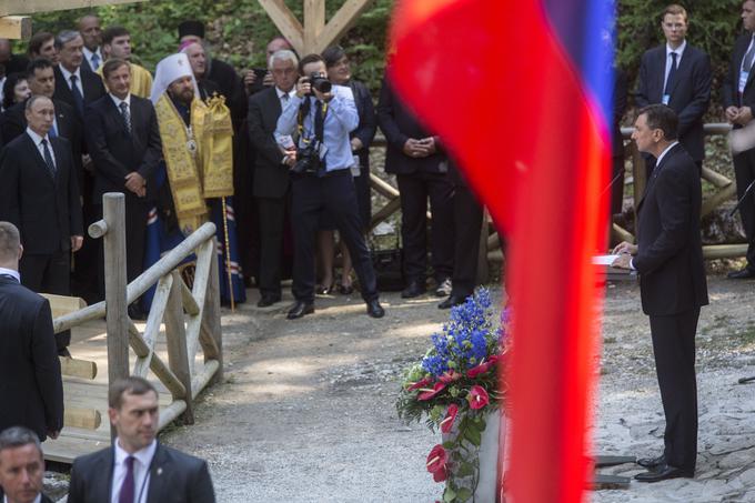 Ob koncu svojega govora se je zahvalil vsem, ki so sto let skrbeli za Rusko kapelico, ter jo označil za neprecenljiv majhen prispevek k veliki ideji miru in prijateljstva. "Od tod danes pozdravljamo ves svet – naj živi v miru in v prijateljstvu," je govor sklenil Pahor. | Foto: Matej Leskovšek