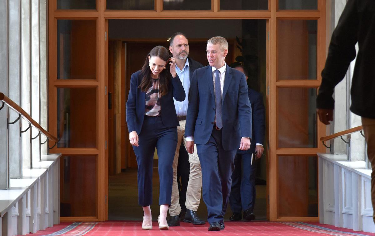 Jacinda Ardern in Chris Hipkins | Chris Hipkins je oče dveh otrok, samega sebe pa opisuje kot običajnega Novozelandca, ki prihaja iz delavskega okolja, ima rad klobasice in kolesarjenje v službo. | Foto Reuters