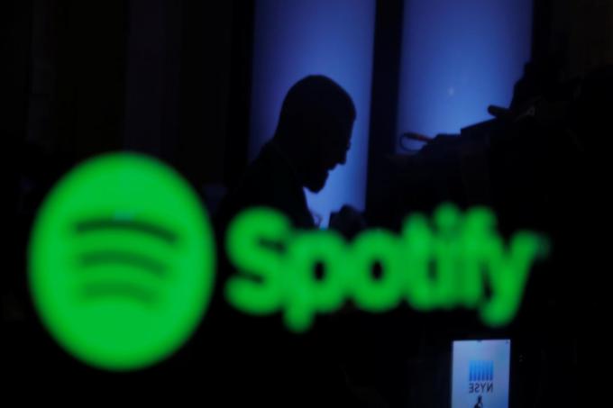 Brezplačni Spotify je bilo z nekaj računalniške iznajdljivosti že zdaj mogoče uporabljati tudi v Sloveniji, vendar je postopek za povprečnega uporabnika morda malce preveč zapleten.  | Foto: Reuters