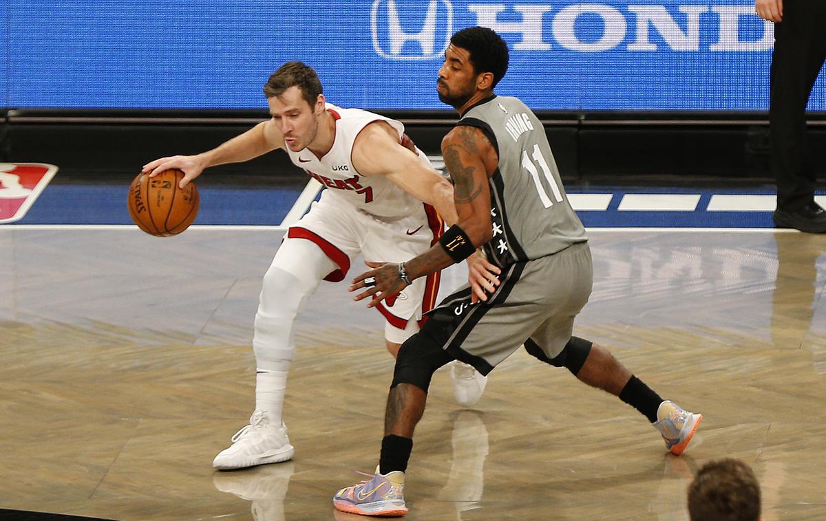 Goran Dragić Kyrie Irving | Kyrie Irving in Goran Dragić lahko igrata skupaj le na gostovanjih, ki niso v zvezni državi New York. Kyrie Irving ima namreč prepoved igranja v New Yorku, ker ni cepljen proti bolezni covid-19. | Foto Reuters