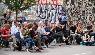 Kulturniki gromko zaploskali pred ministrstvom #foto #video