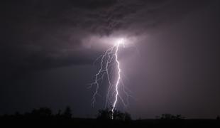 Dolenjsko zajelo neurje s točo, ta presenetila tudi Primorsko #foto #video