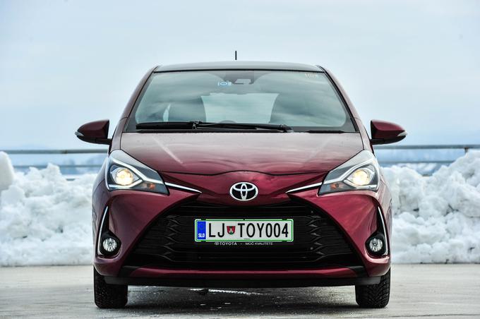 Toyota edina v tem razredu ponuja tako bencinski kot klasični hibridni pogon. | Foto: Gašper Pirman