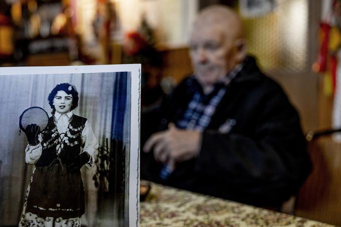 Ko se je začelo organizirano kurentovanje, je bil Gašperšič star 13 let, od takrat pa je bil velikokrat udeleženec povorke v različnih maskah. Zgornja fotografija je nastala leta 1959. Teta iz Prekmurja ga je našemila v "ciganko". | Foto: Ana Kovač