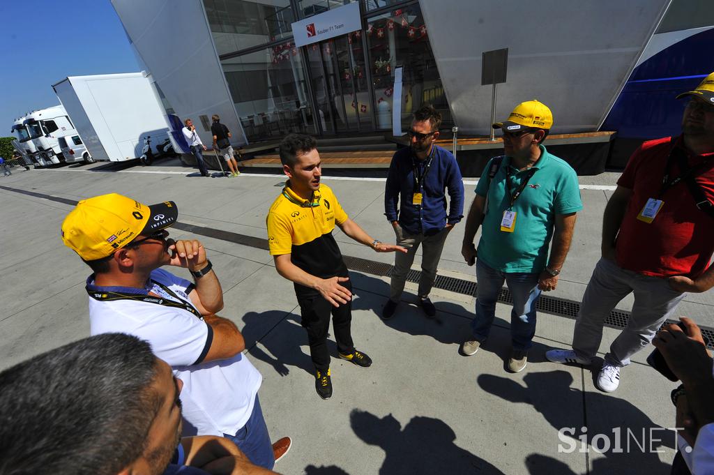 Formula 1 osebno - dan z mehaniki v Renaultovi garaži