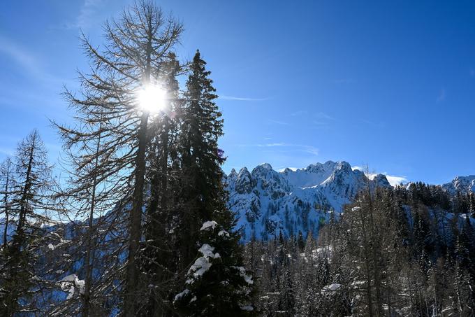 Pogled proti jugu. Gora z "amfiteatrom" je Kamniti Lovec oziroma Cima del Cacciatore, kamor je poleti vredno podaljšati turo. | Foto: Matej Podgoršek