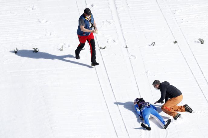 Daniel Andre Tande padec Planica | Norveškega skakalca Daniela Andreja Tandeja so z intenzivnega oddelka UKC premestili na travmatološkega. Slovenski in norveški zdravniki bodo skupaj z zavarovalnico razpravljali o tem, kako bi nesrečnega skakalca prepeljali na Norveško. | Foto Guliverimage