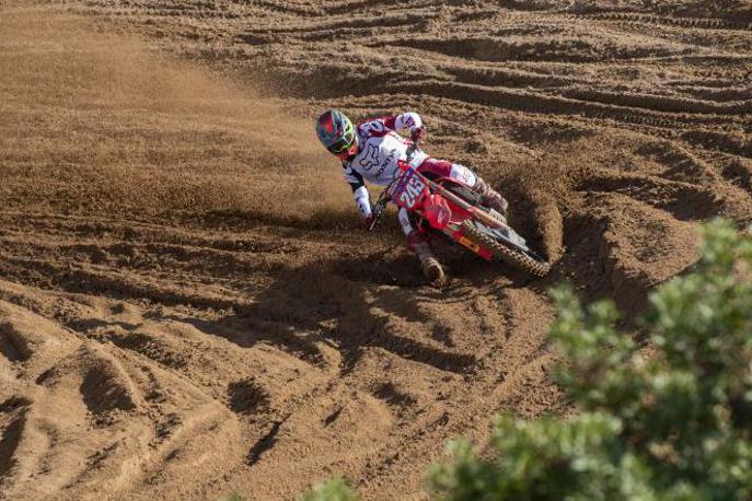 Gajser Sardinija 2021 | Lani je bil Tim Gajser na Sardiniji 12., a je dirkal le teden dni po zlomu ključnice. | Foto Honda Racing/ShotbyBavo