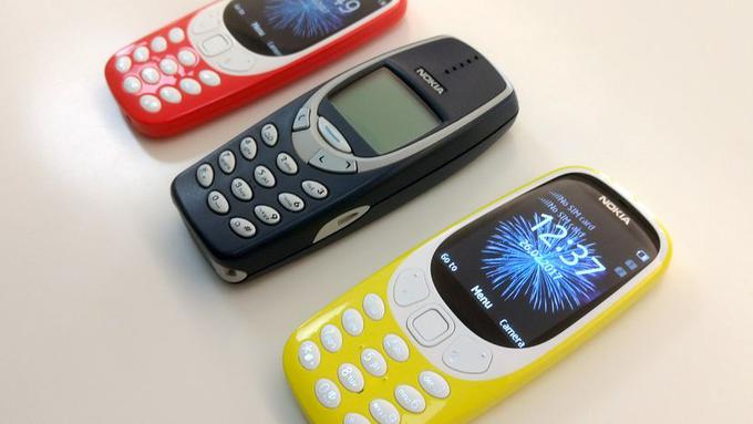 Novodobni Nokii 3310 v družbi prvenca iz leta 2000 (na sredini).  |  Foto: Cnet | Foto: 