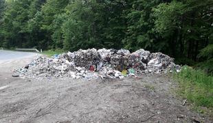 Obrobje Ljubljane: kup odpadne embalaže odvrgli kar v gozd #foto