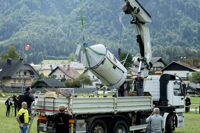 Sedmega septembra lani je helikopter Slovenske vojske Aljažev stolp pripeljal v dolino na obnovo. | Foto: Ana Kovač