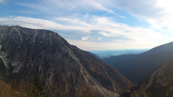 Razgled s prelaza Ljubelj na slovenski strani sega čez škofjeloško pogorje, v lepem vremenu pa tudi do Nanosa in Snežnika. | Foto: Srdjan Cvjetović