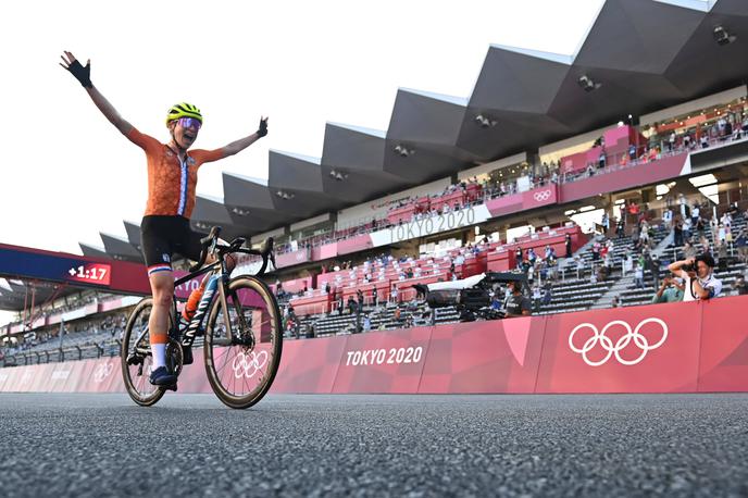 Annemiek Van Vleuten | Annemiek Van Vleuten se je takole veselila zmage, šele nato so ji povedali, da je osvojila srebro. | Foto Guliverimage