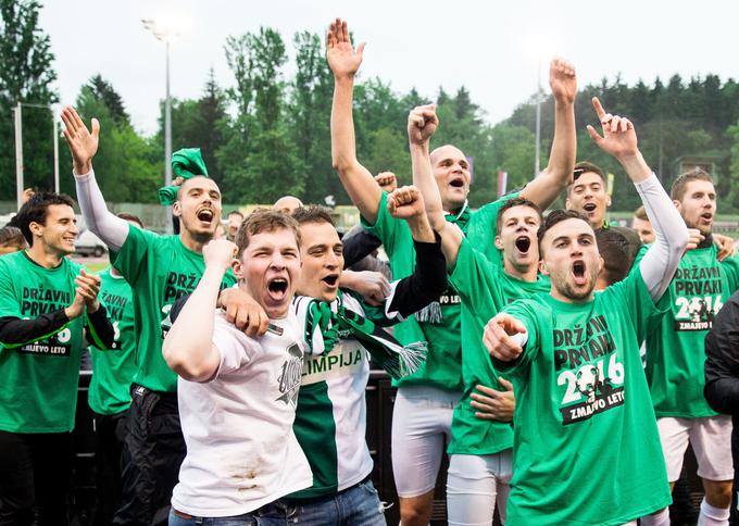 Veselje nogometašev Olimpije na štadionu Ob jezeru, ko so si dali duška pred polno navijaško tribuno. | Foto: 