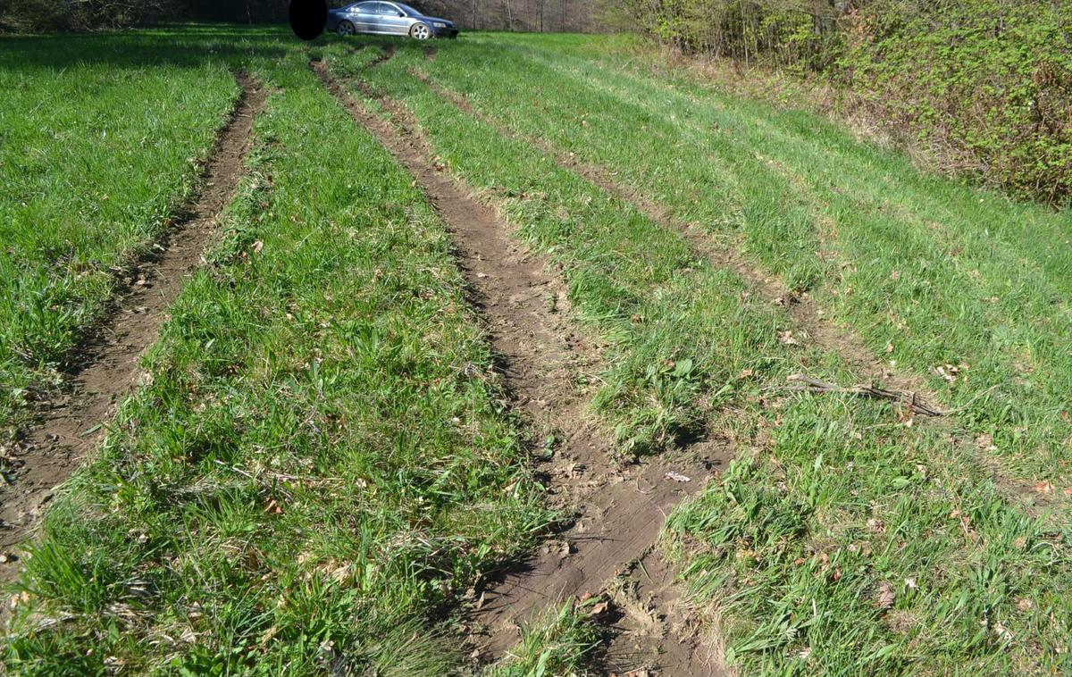 Vozilo | Šestindvajsetletnik je bežal pred policisti, na koncu pa obtičal na razmočenem travniku. | Foto PU Celje