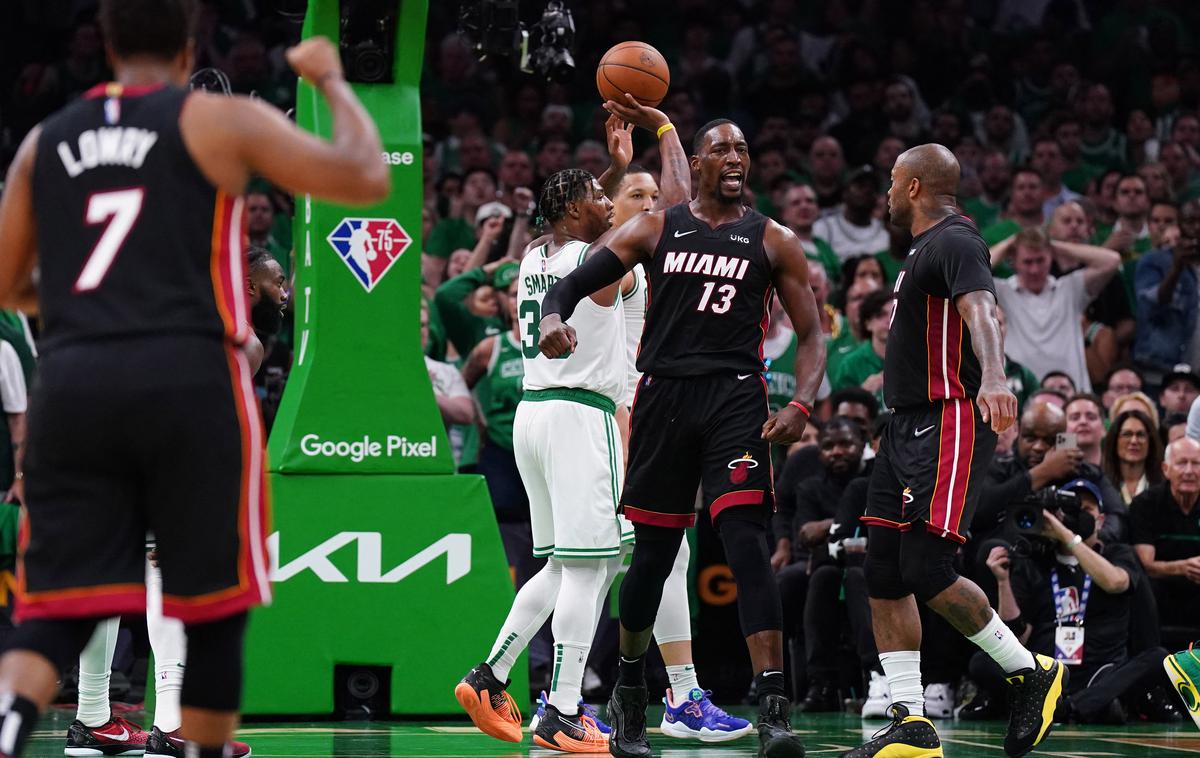 Miami Heat Boston Celtics | Člani Miami Heat so na gostovanju pri Boston Celtics slavili s 109:103, voz je po poškodbi Jimmyja Butlerja, ki v drugem polčasu ni igral, vlekel Bam Adebayo. | Foto Reuters