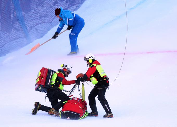 Odpeljali so ga s helikopterjem. | Foto: Reuters