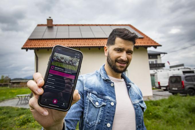 Prek mobilne aplikacije lahko stalno spremljamo, kaj se dogaja z našo sončno elektrarno. Foto: Bojan Puhek | Foto: Bojan Puhek