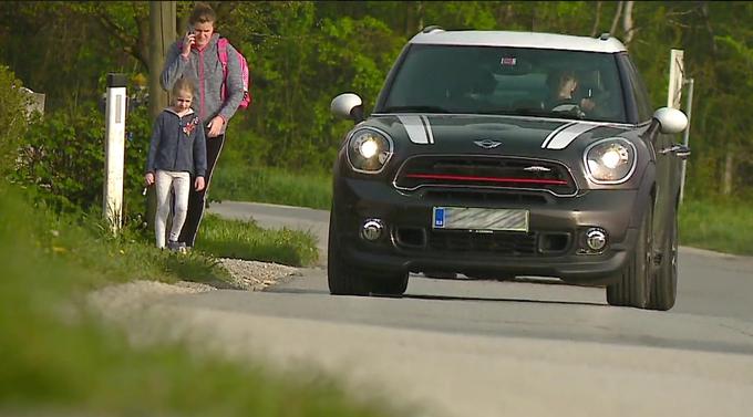 Ozka prometna cesta je brez pločnika in brez šolske poti, kljub temu da sta tukaj dva vrtca in še osnovna šola. | Foto: Planet TV