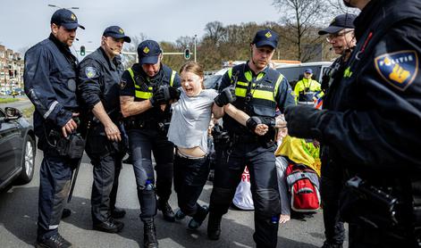 Greto Thunberg na protestih v Haagu dvakrat pridržali #foto